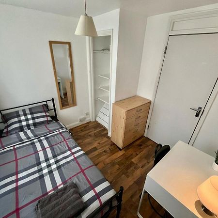 Whitechapel Station Rooms London Eksteriør billede