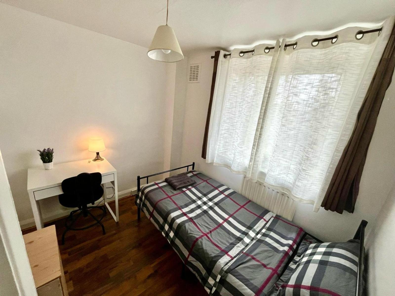 Whitechapel Station Rooms London Eksteriør billede