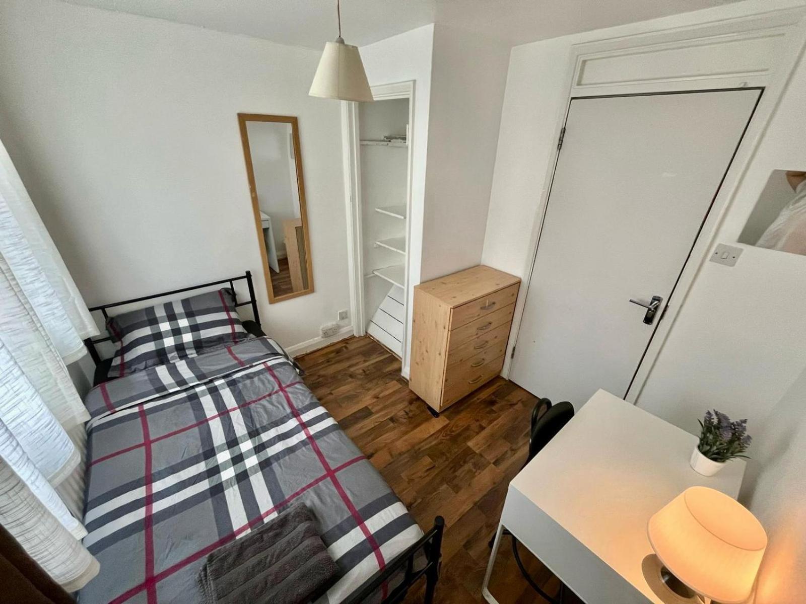 Whitechapel Station Rooms London Eksteriør billede