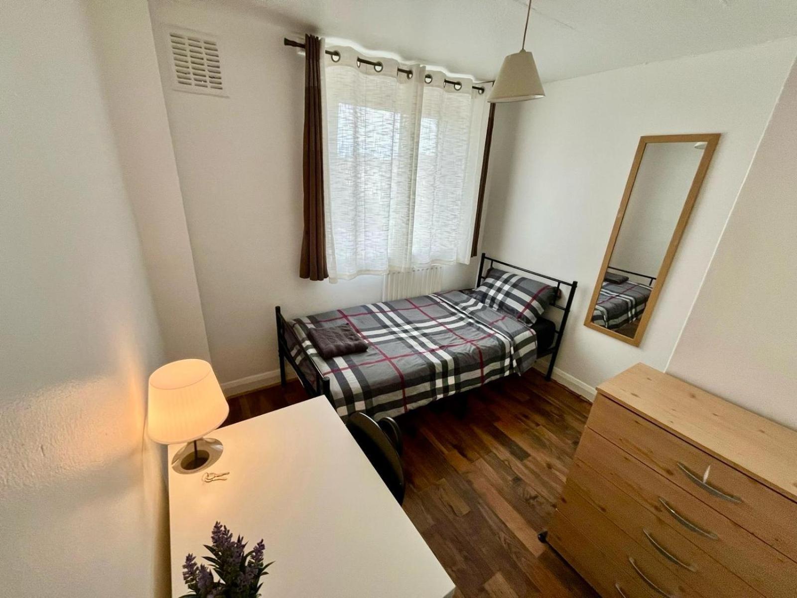 Whitechapel Station Rooms London Eksteriør billede