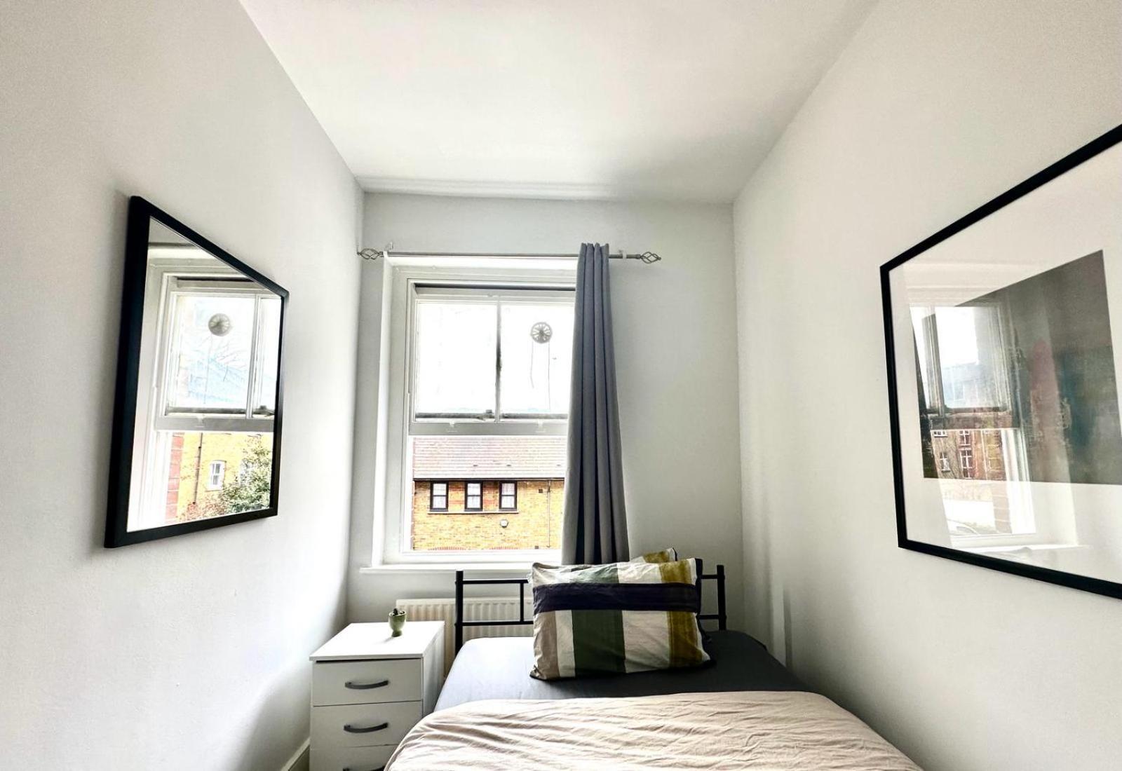 Whitechapel Station Rooms London Eksteriør billede
