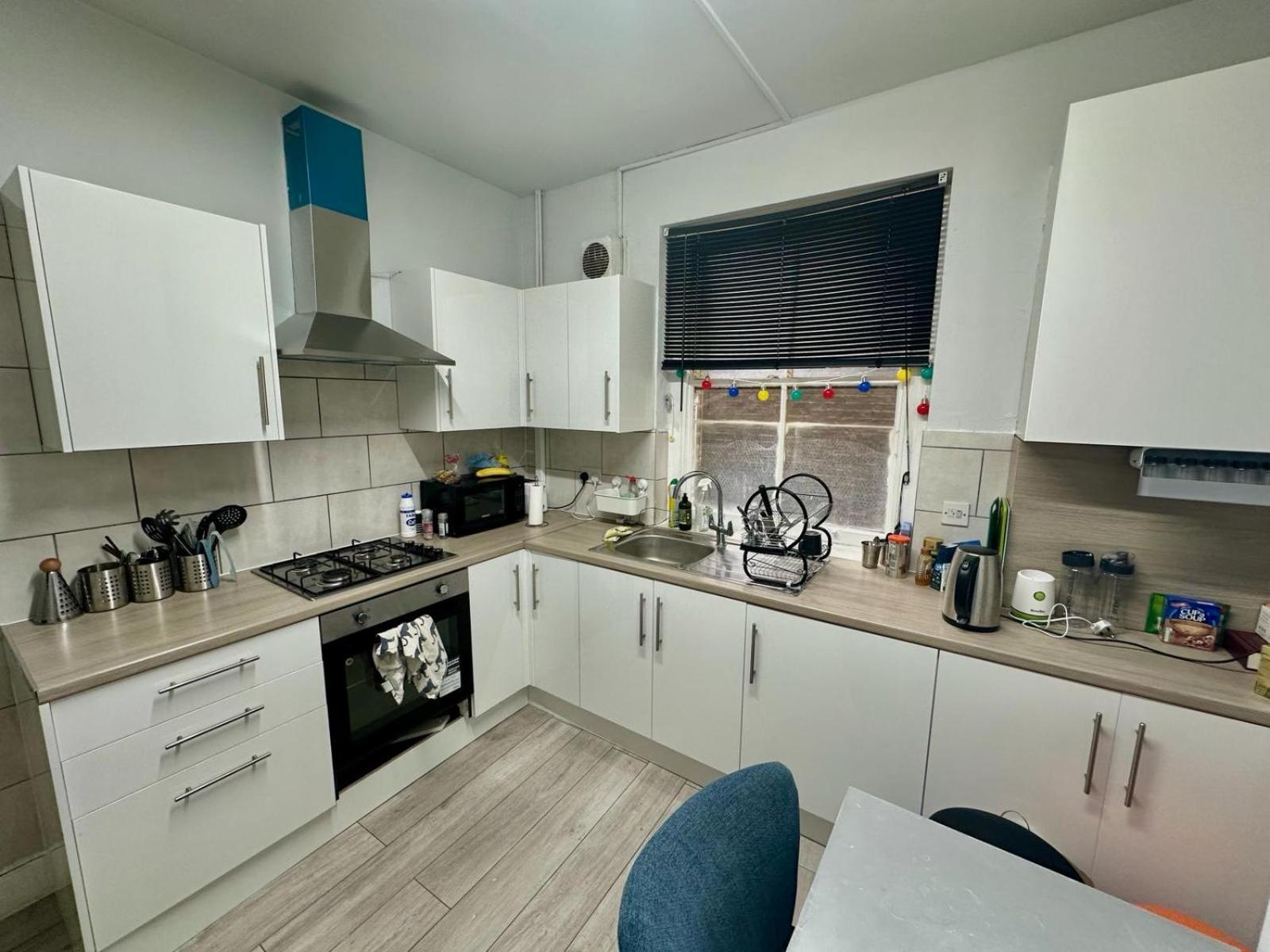 Whitechapel Station Rooms London Eksteriør billede
